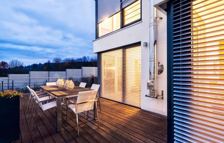 Terrasse mit Raffstore, Jalousien / © ROMA